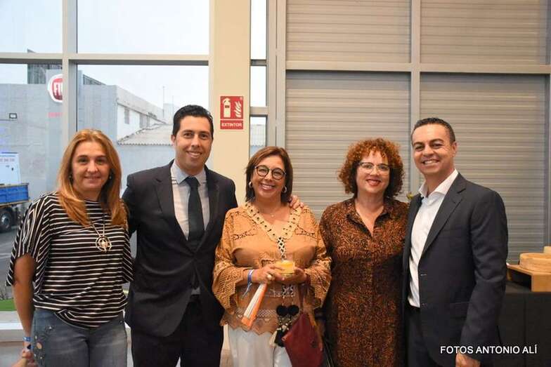 Alejandro Ramos con concejales y miembros de su partido (Foto Antonio Alí)